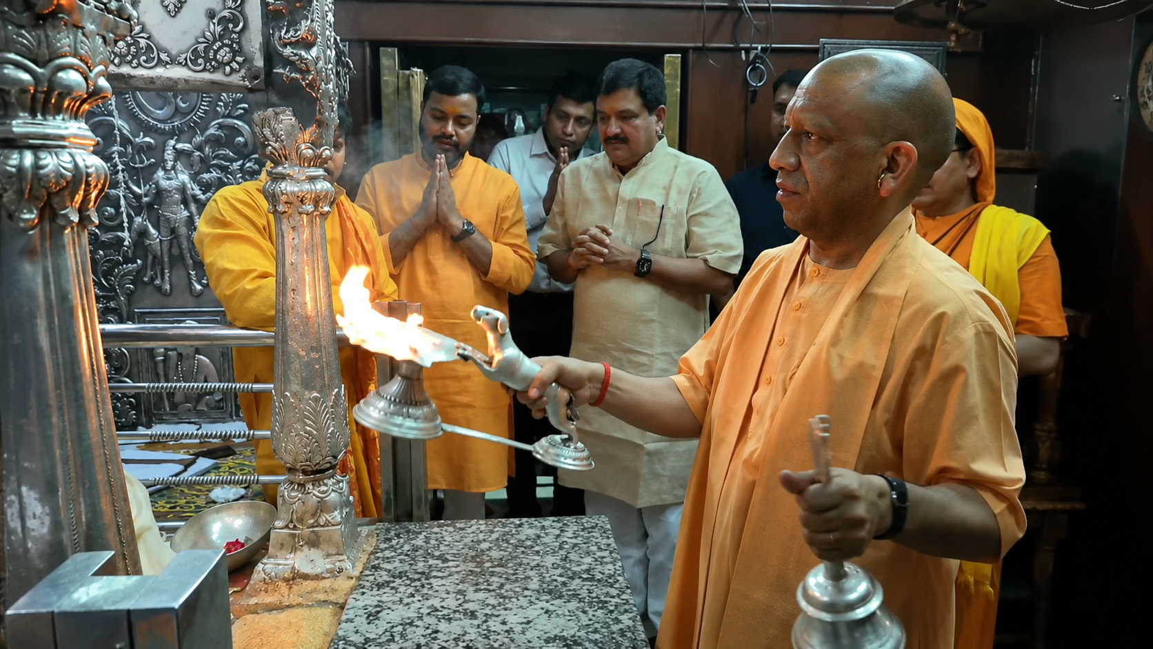 दर्शन पूजा-आतरी करते यीएम योगी