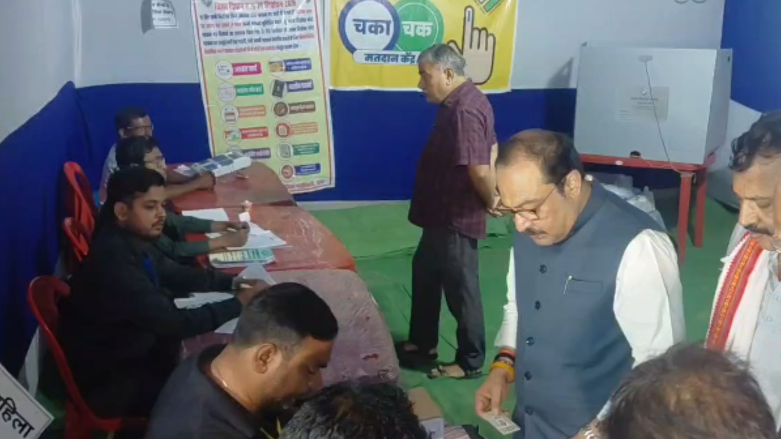 मतदान दे कर भाजपा के वरिष्ठ नेता सी.पी. ठाकुर ने निभाया लोकतांत्रिक दायित्व