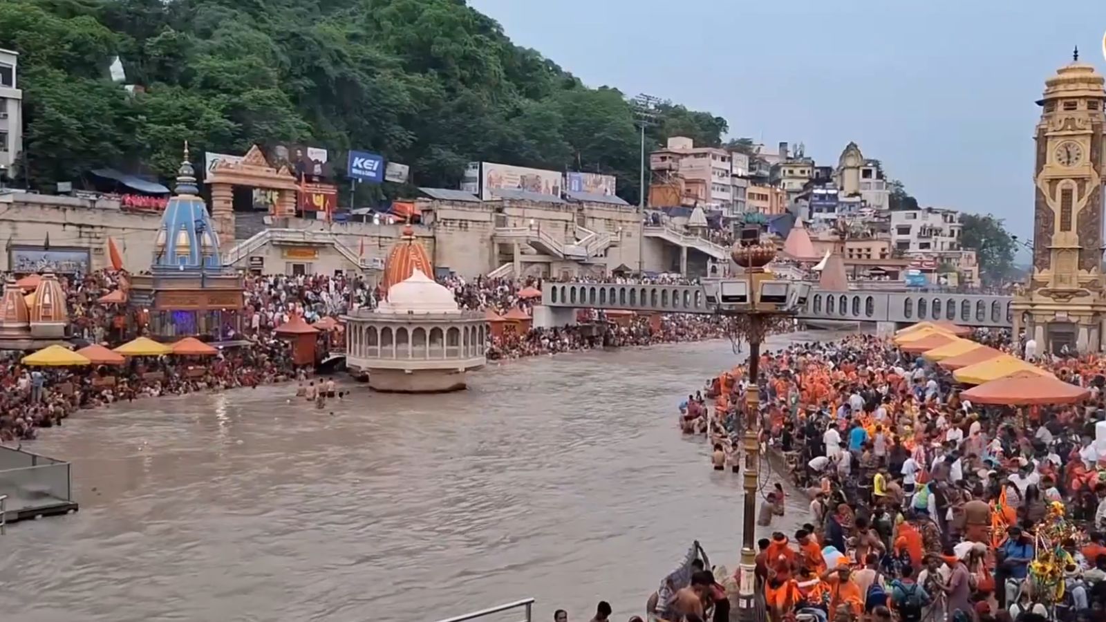 वराणसी में सावन का पहले दिन उमड़ी भक्तों की भीड़ी