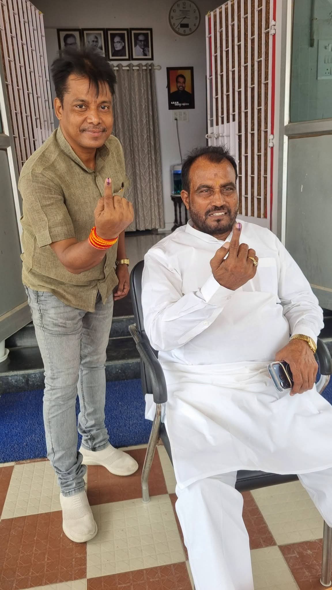 मतदान के बाद श्याम रजक ने दिखाई स्याही लगी उंगली, लोगों से वोट देने की अपील