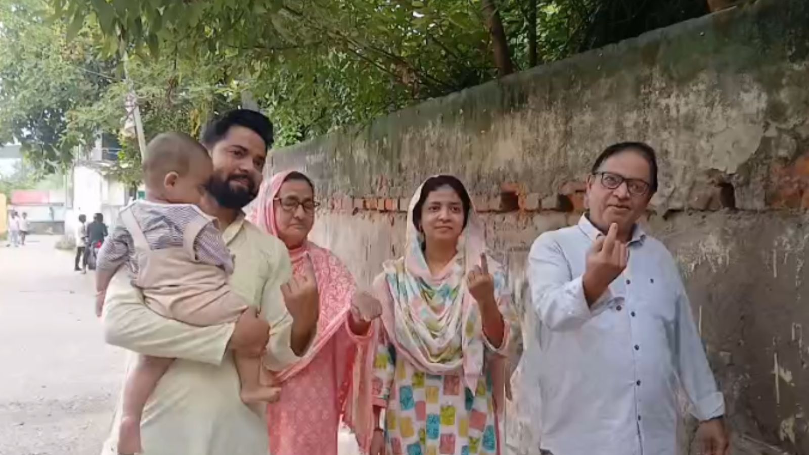 बांकीपुर उपचुनाव में पूरे परिवार ने निभाया मतदान का फर्ज