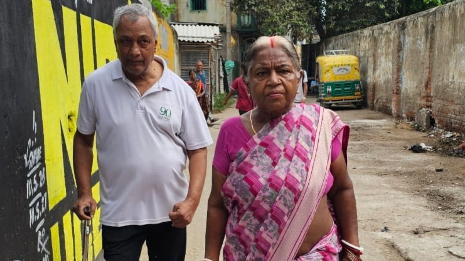 बुजुर्ग ने मतदान कर दिया लोकतंत्र को मजबूत करने का संदेश