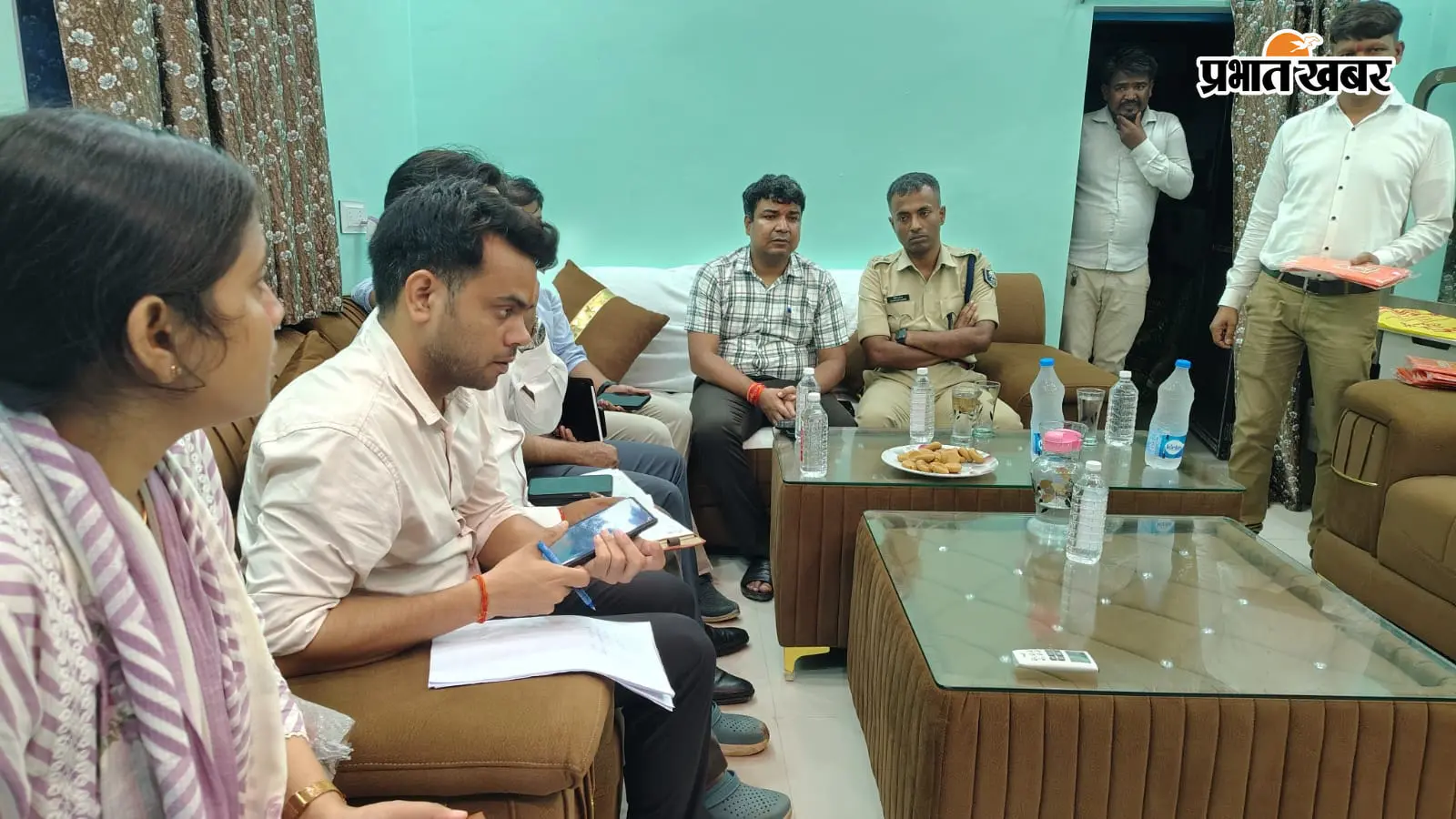 बैठक में उपस्थित डीएम एसपी वह अन्य | Prabhat Khabar Network बैठक में उपस्थित डीएम एसपी वह अन्य | Prabhat Khabar Network