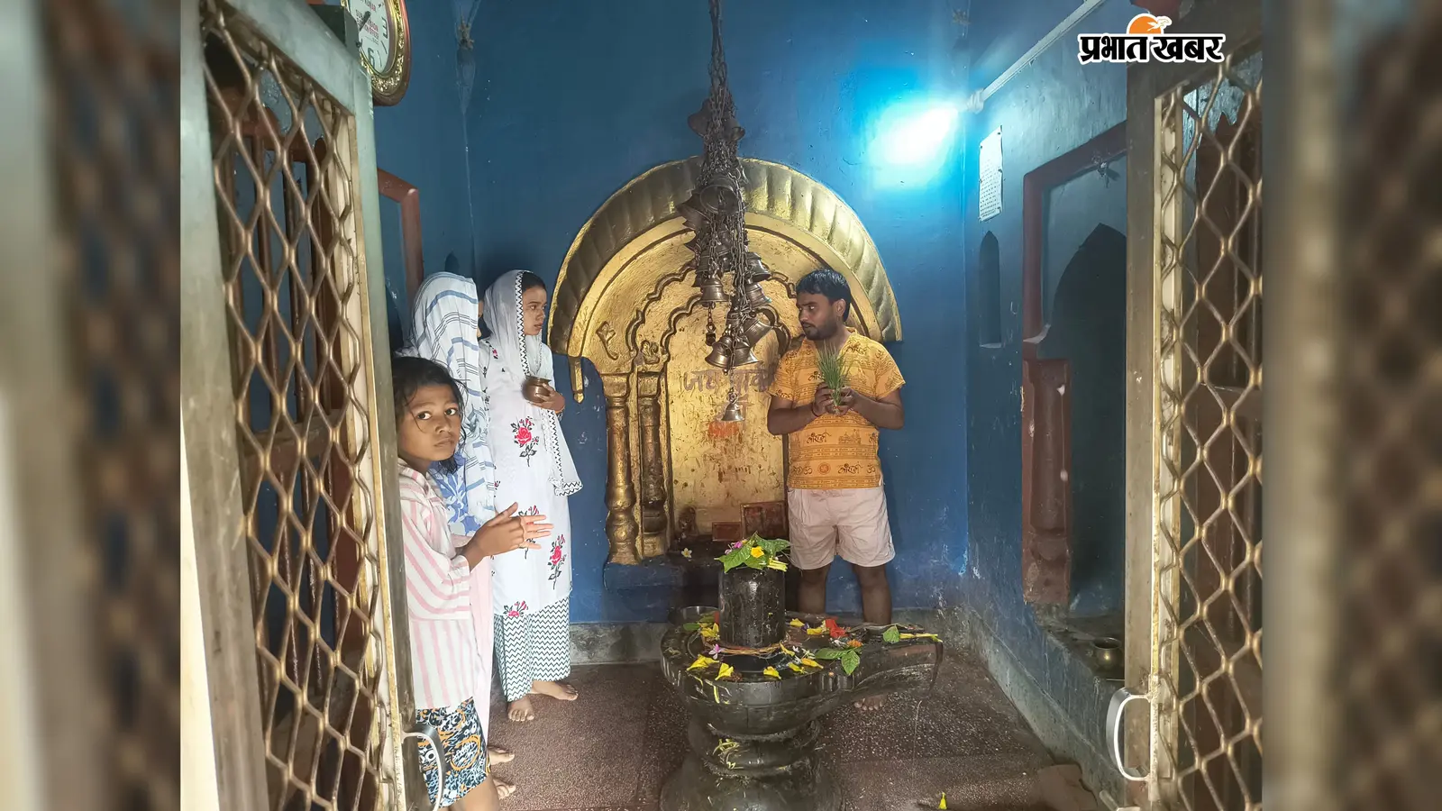 फोटो-पूजा अर्चना करते श्रद्धालु | Prabhat Khabar Network फोटो-पूजा अर्चना करते श्रद्धालु | Prabhat Khabar Network