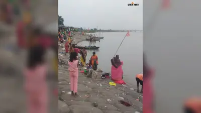 श्रावण शुरू होते ही महादेवपुर गंगा घाट पर उमड़ी आस्था, बढ़ते जलस्तर के बीच सुरक्षा इंतजामों पर उठे सवाल