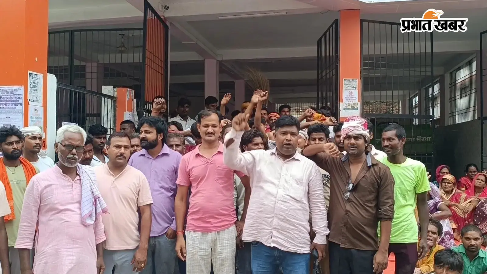 मैरवा नगर पंचायत पर कर्मियों ने हड़ताल कर धरना पर बैठे हुए मैरवा नगर पंचायत पर कर्मियों ने हड़ताल कर धरना पर बैठे हुए