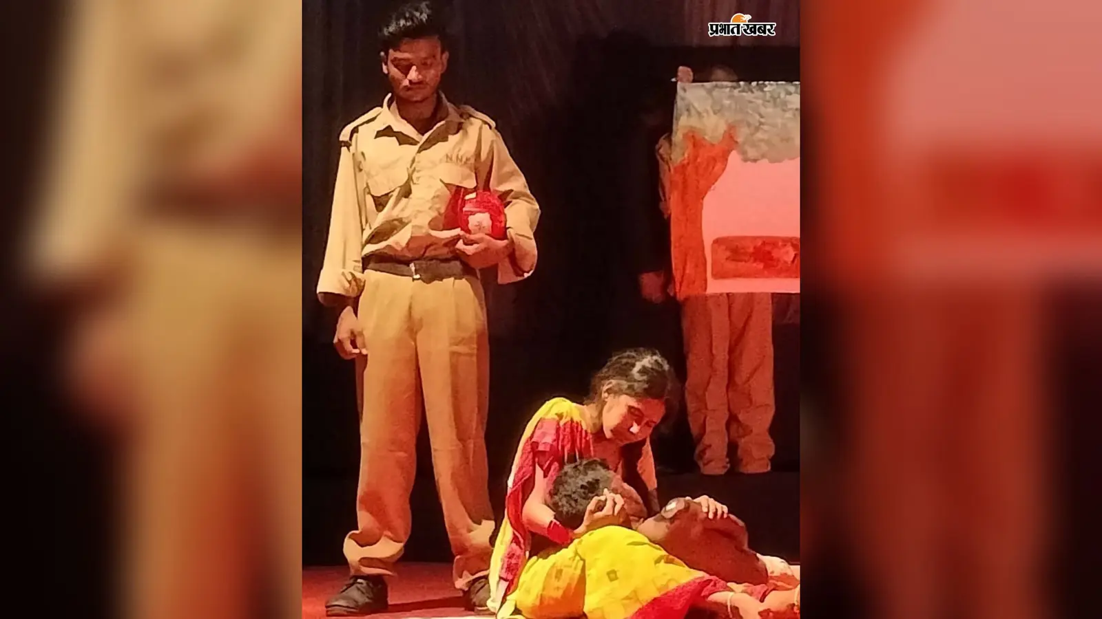 फोटो - नाटक की प्रस्तुति देते कलाकार | Prabhat Khabar Network फोटो - नाटक की प्रस्तुति देते कलाकार | Prabhat Khabar Network