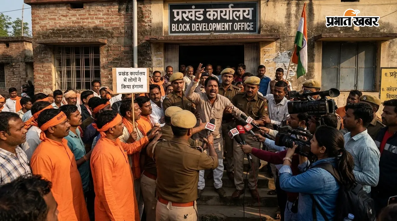 अंचल कार्यालय में ₹10 हजार वसूली का आरोप, ग्रामीणों का... अंचल कार्यालय में ₹10 हजार वसूली का आरोप, ग्रामीणों का...