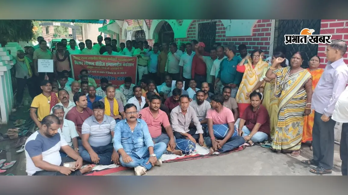 अपनी मांगों को लेकर हड़ताल करते निगम कर्मी. | Prabhat Khabar Network अपनी मांगों को लेकर हड़ताल करते निगम कर्मी. | Prabhat Khabar Network