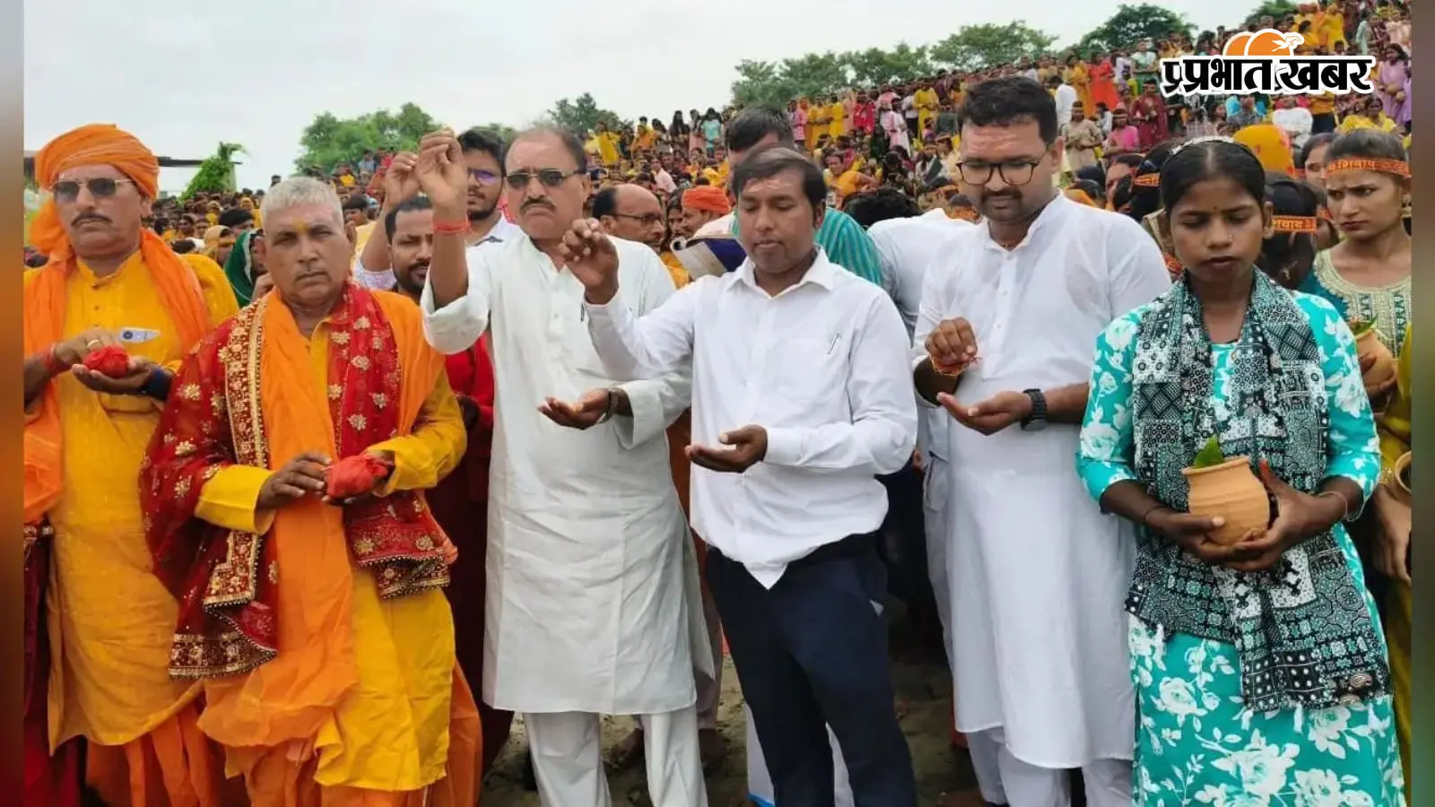 कलशयात्रा में शामिल पदाधिकारी व अन्य शिवभक्त कलशयात्रा में शामिल पदाधिकारी व अन्य शिवभक्त