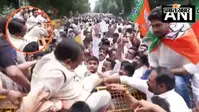 नारेबाजी के जोश में बैरिकेड पर चढ़े बीजेपी नेता, उतरने में फंसे... VIDEO में कैद हुआ पूरा मामला