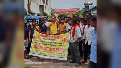 सुपौल नगर परिषद कर्मियों की बेमियादी हड़ताल शुरू, कार्यालय में जड़ा ताला, शहर में निकाला विरोध मार्च