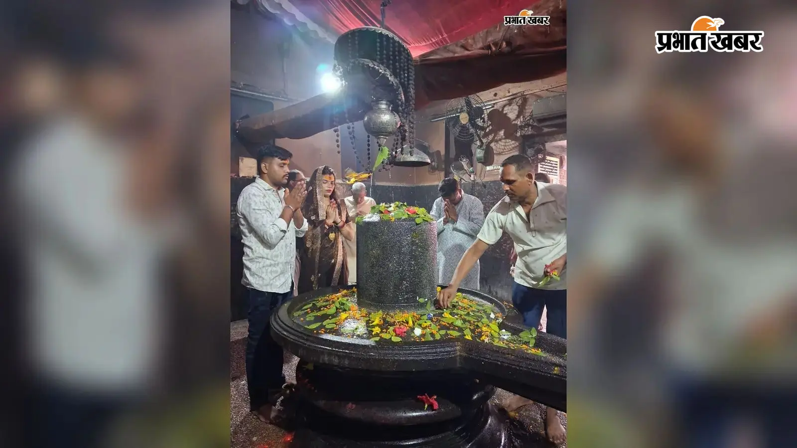 पूजा अर्चना करते भक्त पूजा अर्चना करते भक्त