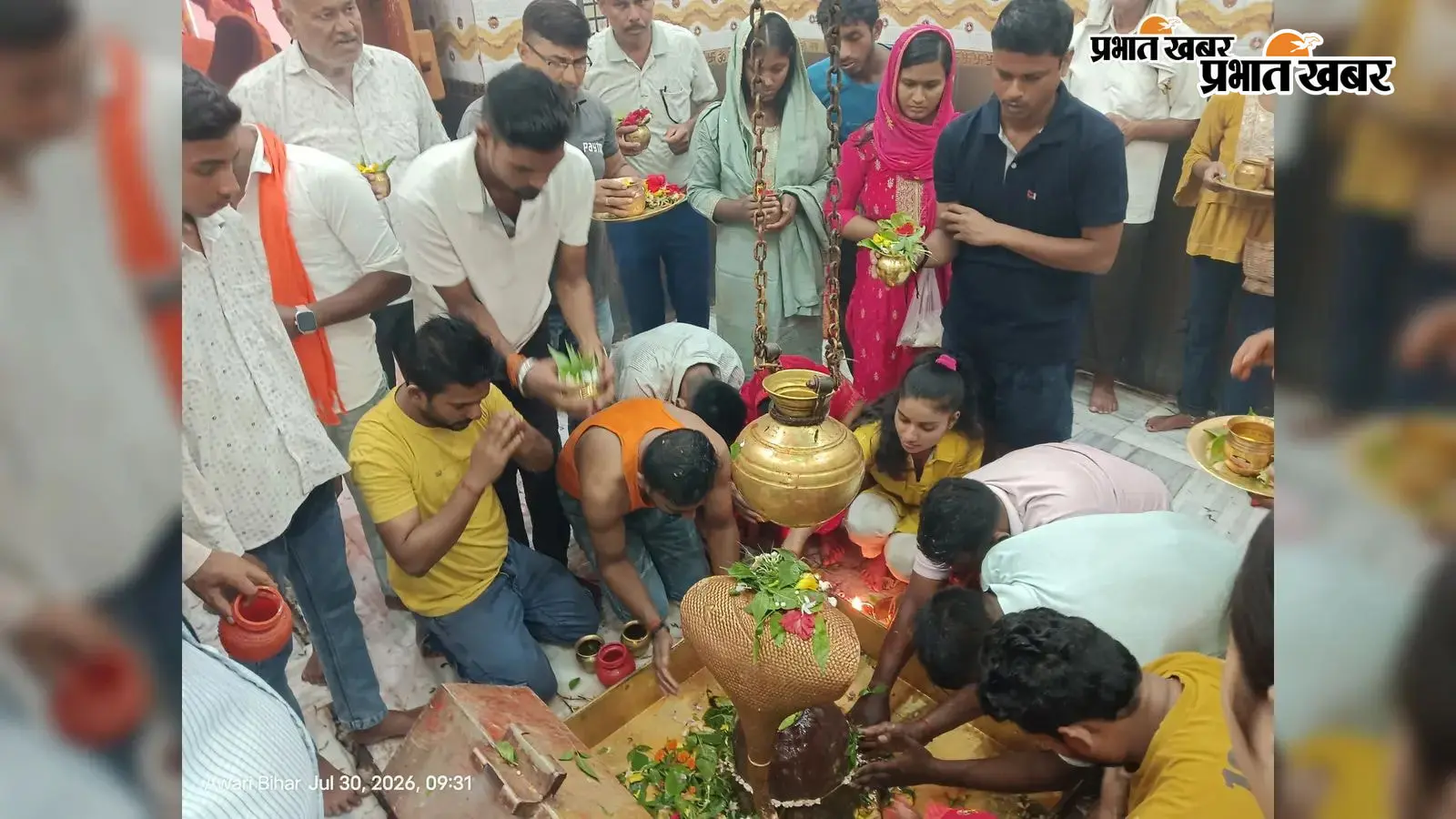 शिल्हौरी स्थित शिवालय में जल अर्पित करते श्रद्धालु शिल्हौरी स्थित शिवालय में जल अर्पित करते श्रद्धालु
