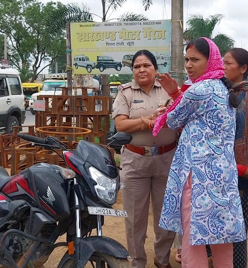 महिला थाना प्रभारी को रिश्वत लेते गिरफ्तार करती एसीबी की टीम.