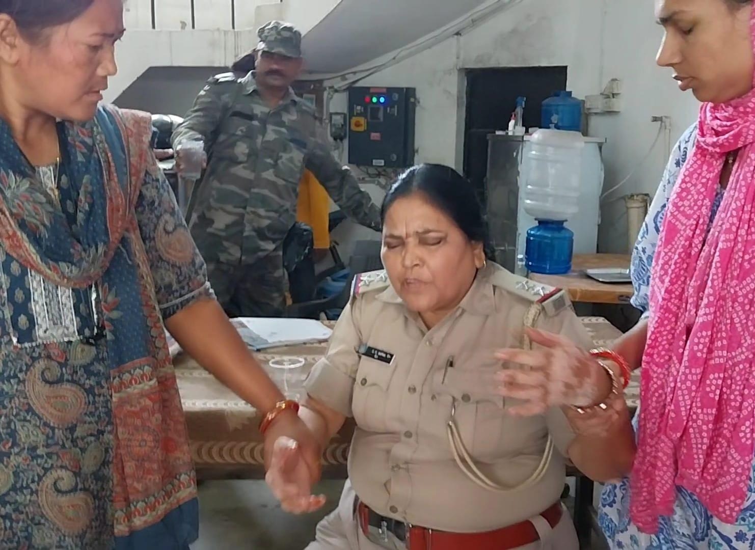 एसीबी टीम की गिरफ्त में महिला थाना प्रभारी सुलेखा कुमारी सपना.