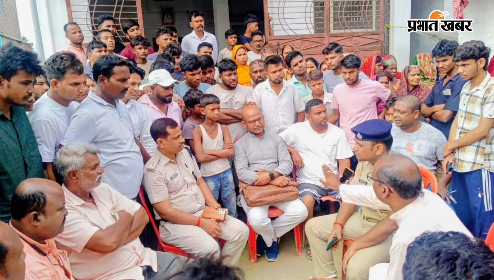 सरपंच के घर पर मौजूद जनप्रतिनिधि, समाजसेवी और पुलिस अधिकारी | Prabhat Khabar Network सरपंच के घर पर मौजूद जनप्रतिनिधि, समाजसेवी और पुलिस अधिकारी | Prabhat Khabar Network