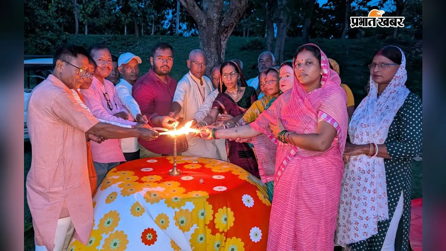 महाआरती में शामिल श्रद्धालु. | Prabhat Khabar Network महाआरती में शामिल श्रद्धालु. | Prabhat Khabar Network