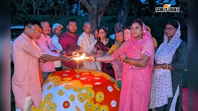 दीपों की रोशनी, वैदिक मंत्र और भजनों से गूंजा बेलवा घाट, गुरु पूर्णिमा पर हुई भव्य महाआरती