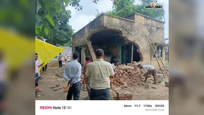 कैमूर में वर्षों पुराना बिजली पावर हाउस भवन में ड्यूटी करने से डर रहे कर्मचारी, छत और दीवारों से गिर रहा प्लास्टर