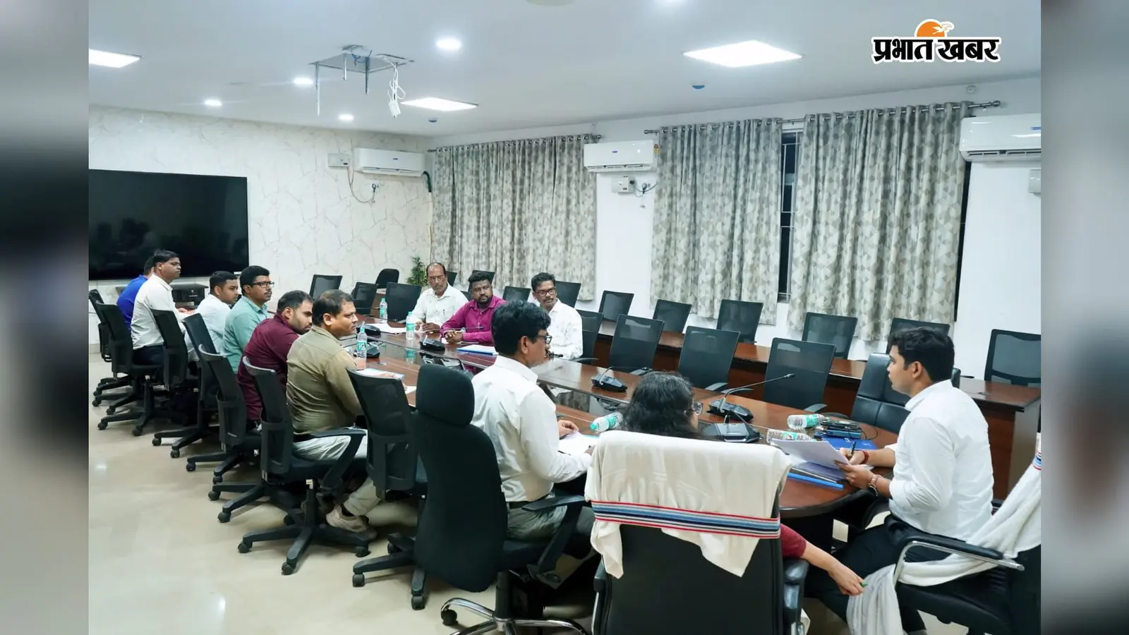 तसवीर 30सीबीएस 51: बैठक करते उपायुक् | Prabhat Khabar Network तसवीर 30सीबीएस 51: बैठक करते उपायुक् | Prabhat Khabar Network