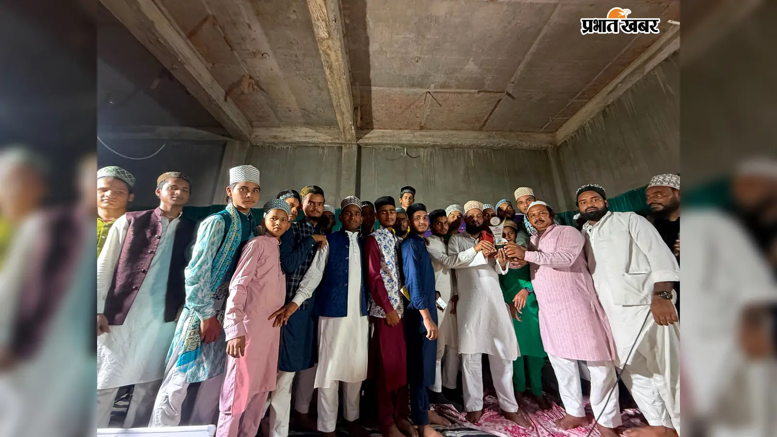 फोटो कैप्शन -----:--- प्रतियोगिता में उत्कृष्ट प्रदर्शन करने वाले मदरसा के बच्चों को पुरस्कृत व सम्मानित करते मुख्य व विशिष्ट अतिथि और स्टूडेंट्स फेडरेशन सदस्यगण | Prabhat Khabar Network फोटो कैप्शन -----:--- प्रतियोगिता में उत्कृष्ट प्रदर्शन करने वाले मदरसा के बच्चों को पुरस्कृत व सम्मानित करते मुख्य व विशिष्ट अतिथि और स्टूडेंट्स फेडरेशन सदस्यगण | Prabhat Khabar Network