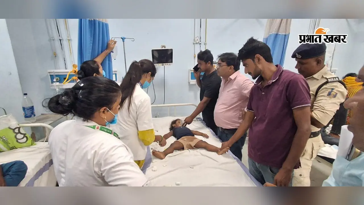 फोटो नं 101. इमरजेंसी वार्ड में मासूम बच्चे की जॉच करते डॉक्टर व उनकी टीम. | Prabhat Khabar Network फोटो नं 101. इमरजेंसी वार्ड में मासूम बच्चे की जॉच करते डॉक्टर व उनकी टीम. | Prabhat Khabar Network