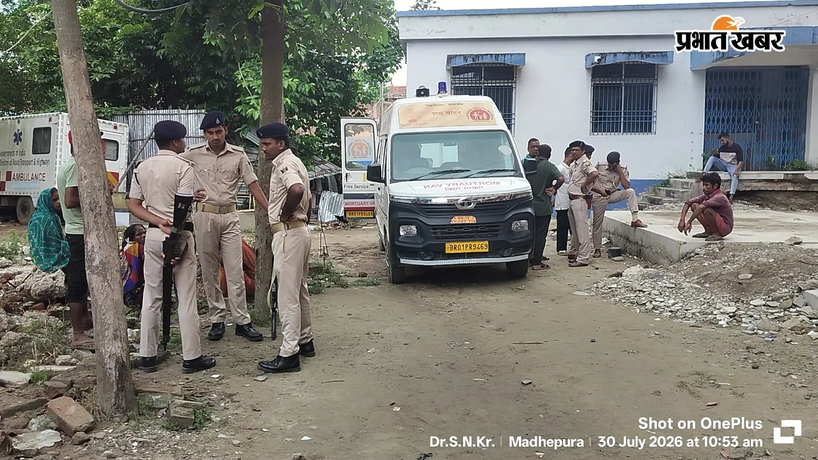 सदर अस्पताल में शव वाहन से लाए गए शव व मौके पर मौजूद पुलिस एवं परिजन | Prabhat Khabar Network सदर अस्पताल में शव वाहन से लाए गए शव व मौके पर मौजूद पुलिस एवं परिजन | Prabhat Khabar Network