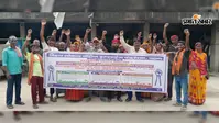 आउटसोर्सिंग सफाई कर्मियों की अनिश्चितकालीन हड़ताल से शहर की सफाई व्यवस्था ठप