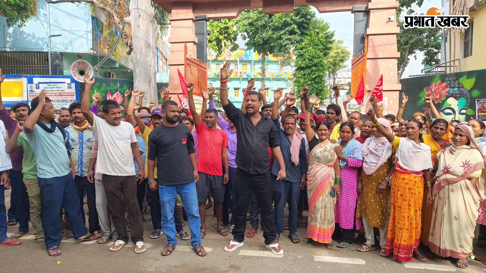 फोटो : नगर निगम के गेट पर नारेबाजी करते सफाई कर्मी | Prabhat Khabar Network फोटो : नगर निगम के गेट पर नारेबाजी करते सफाई कर्मी | Prabhat Khabar Network