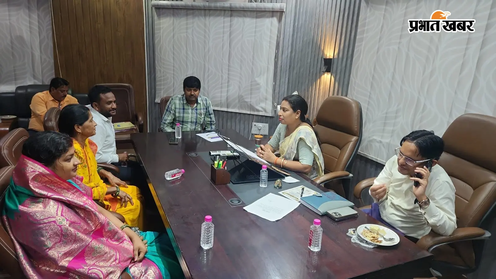सशक्त स्थाई समिति की बैठक करती सभापति व अन्य | Prabhat Khabar Network सशक्त स्थाई समिति की बैठक करती सभापति व अन्य | Prabhat Khabar Network
