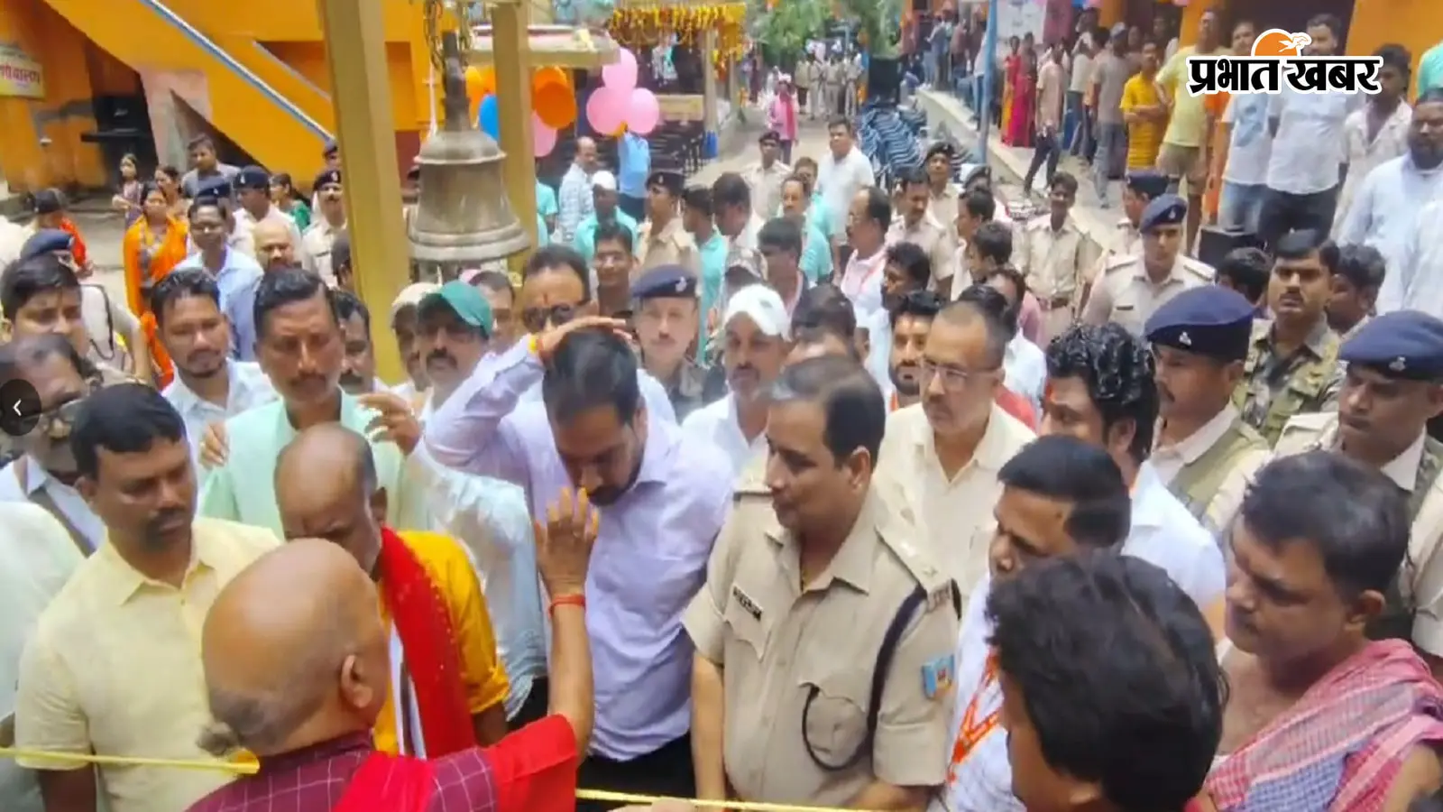 साहिबगंज के बाबा गाजेश्वरनाथ धाम में श्रावणी मेला के शुभारंभ के मौके पर एसपी-डीसी को तिलक लगाते पुजारी. फोटो: प्रभात खबर साहिबगंज के बाबा गाजेश्वरनाथ धाम में श्रावणी मेला के शुभारंभ के मौके पर एसपी-डीसी को तिलक लगाते पुजारी. फोटो: प्रभात खबर