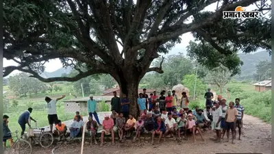 दीरगांव की सड़क पर कीचड़, धान रोपकर अपनी पीड़ा और आक्रोश व्यक्त किया