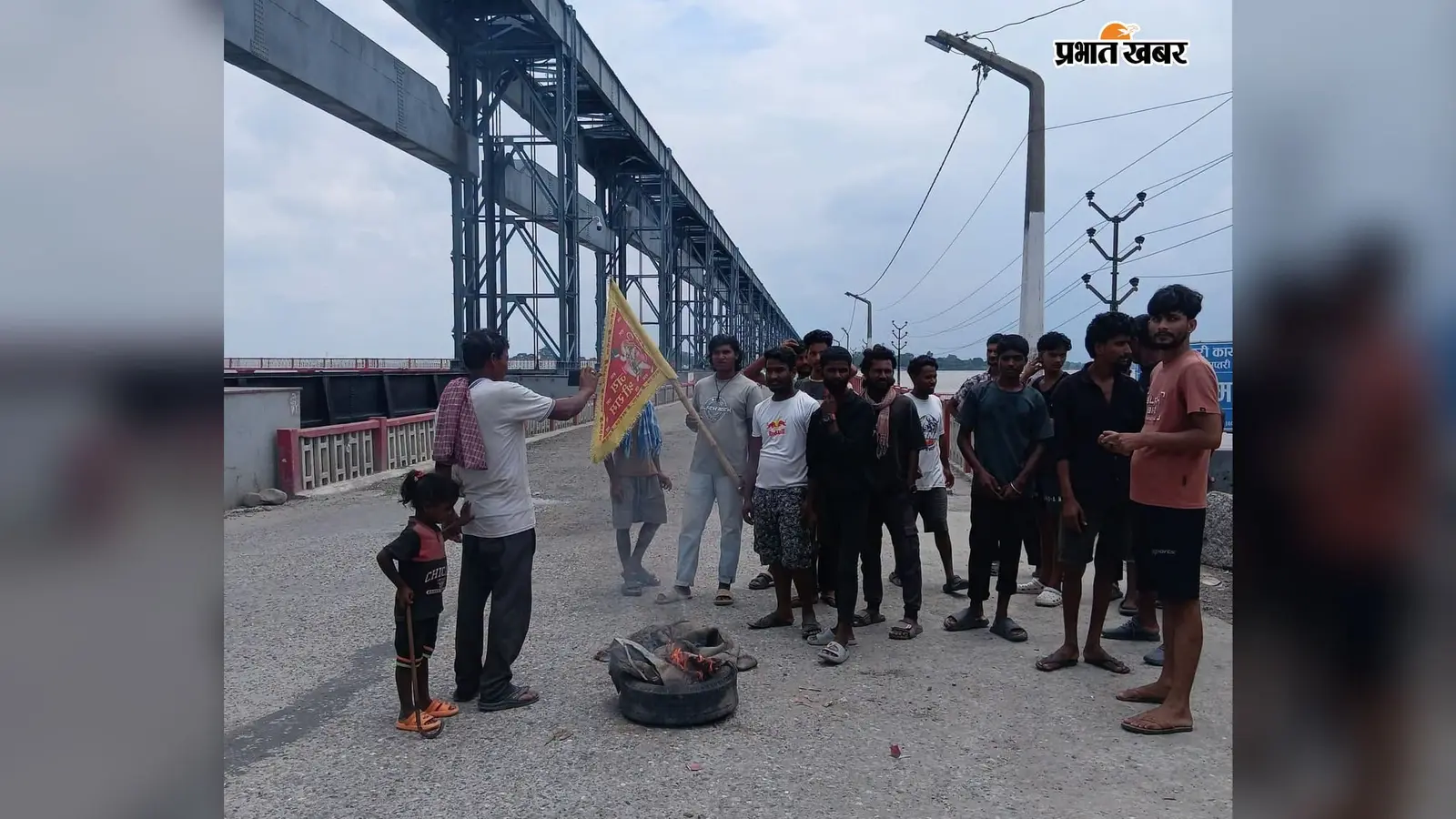 फोटो कैप्शन - कोसी बराज पर लगी ट्रकों की कतार | Prabhat Khabar Network फोटो कैप्शन - कोसी बराज पर लगी ट्रकों की कतार | Prabhat Khabar Network