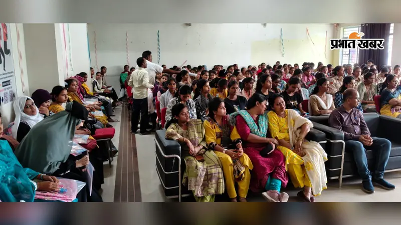 रोहतास महिला कॉलेज में छात्राओं को दिया मतदान का संदेश, मतदाता सूची में नाम जुड़वाने की अपील