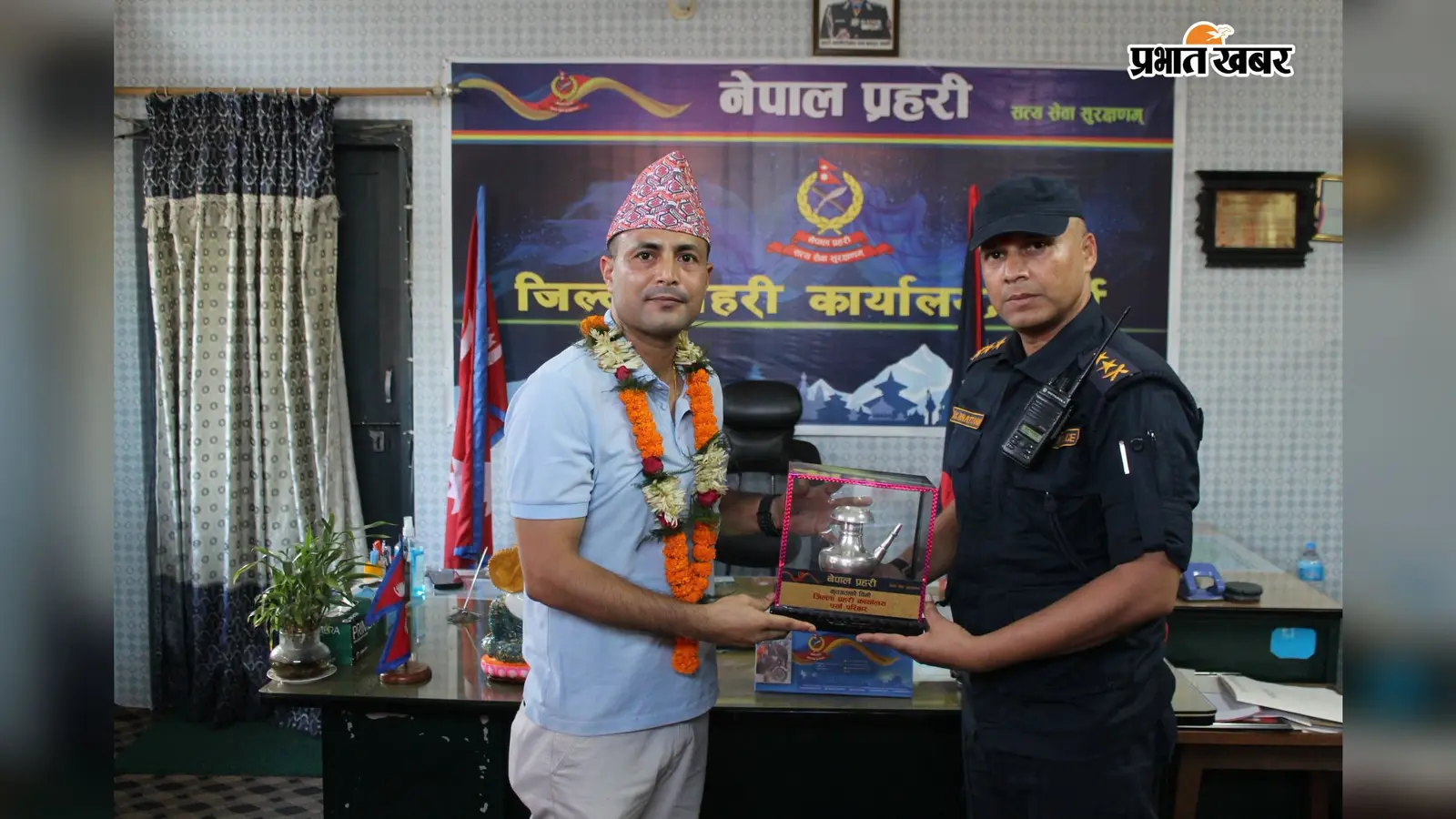 निर्वतमान एसपी को विदाई देते नव पदस्थापित एसपी. | Prabhat Khabar Network निर्वतमान एसपी को विदाई देते नव पदस्थापित एसपी. | Prabhat Khabar Network