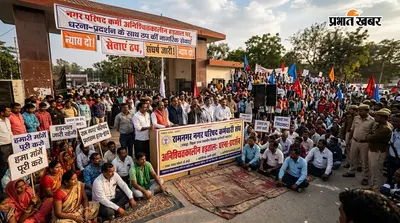 रामनगर: नगर परिषद कर्मी अनिश्चितकालीन हड़ताल पर, धरना-प्रदर्शन के साथ ठप कीं नागरिक सेवाएं