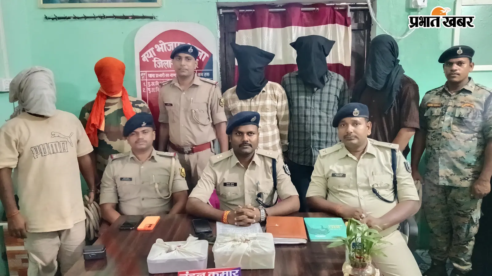 प्रेसवार्ता में जानकारी देते एएसपी पोलस्त कुमार | Prabhat Khabar Network प्रेसवार्ता में जानकारी देते एएसपी पोलस्त कुमार | Prabhat Khabar Network