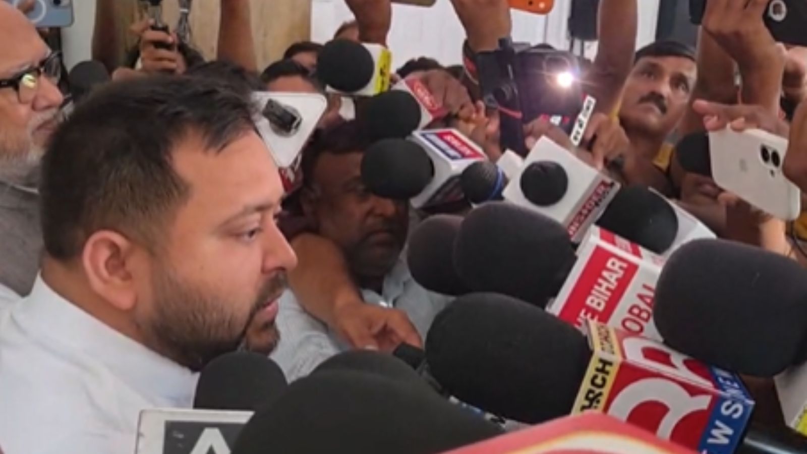 मीडिया से बातचीत करते तेजस्वी