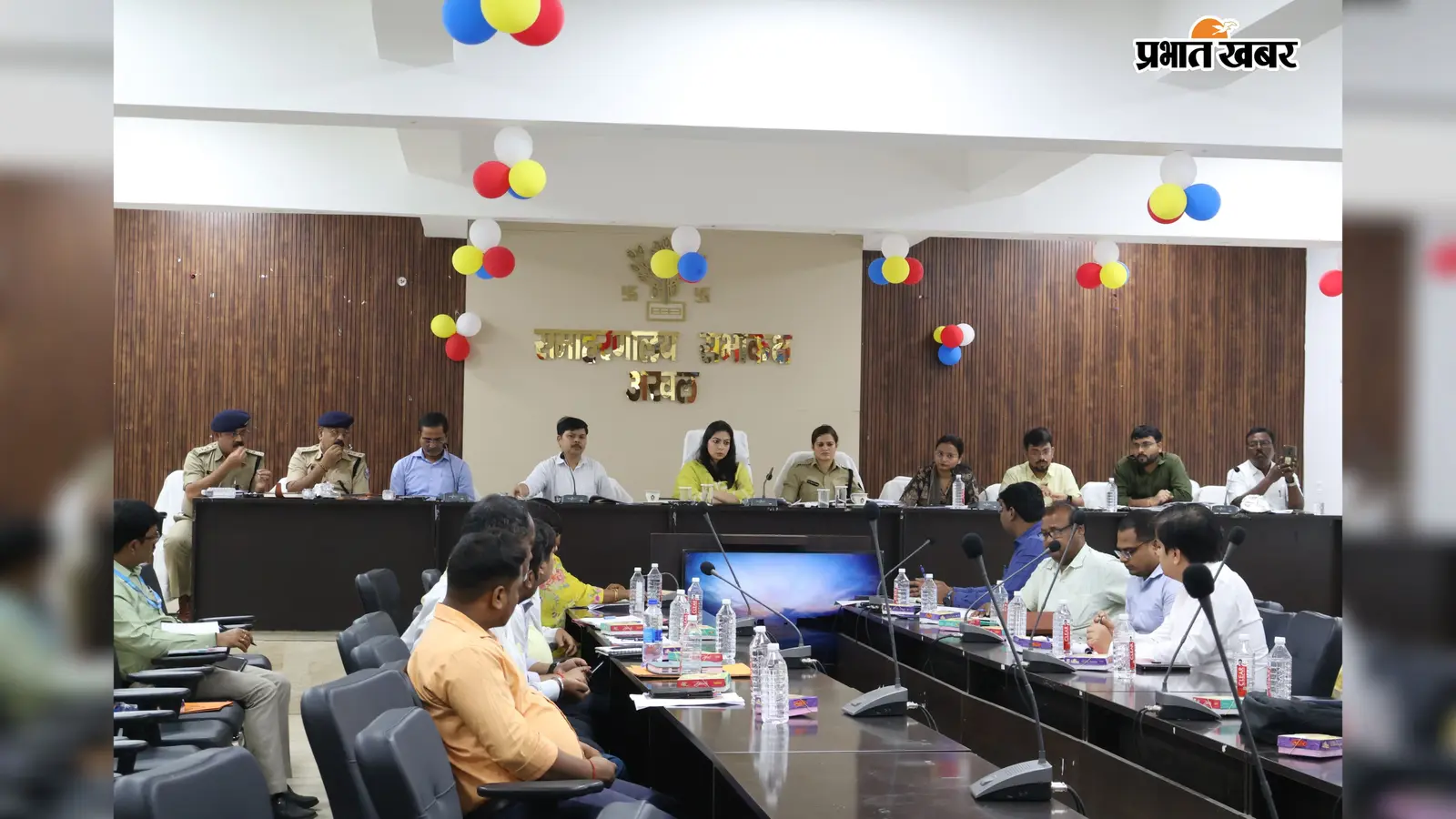सड़क सुरक्षा का बैठक करते डीएम एसपी | Prabhat Khabar Network सड़क सुरक्षा का बैठक करते डीएम एसपी | Prabhat Khabar Network