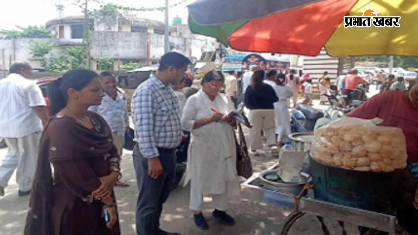 दुकान पर जांच करते खाद्य सुरक्षा विभाग के अधिकारी. फोटो: प्रभात खबर दुकान पर जांच करते खाद्य सुरक्षा विभाग के अधिकारी. फोटो: प्रभात खबर