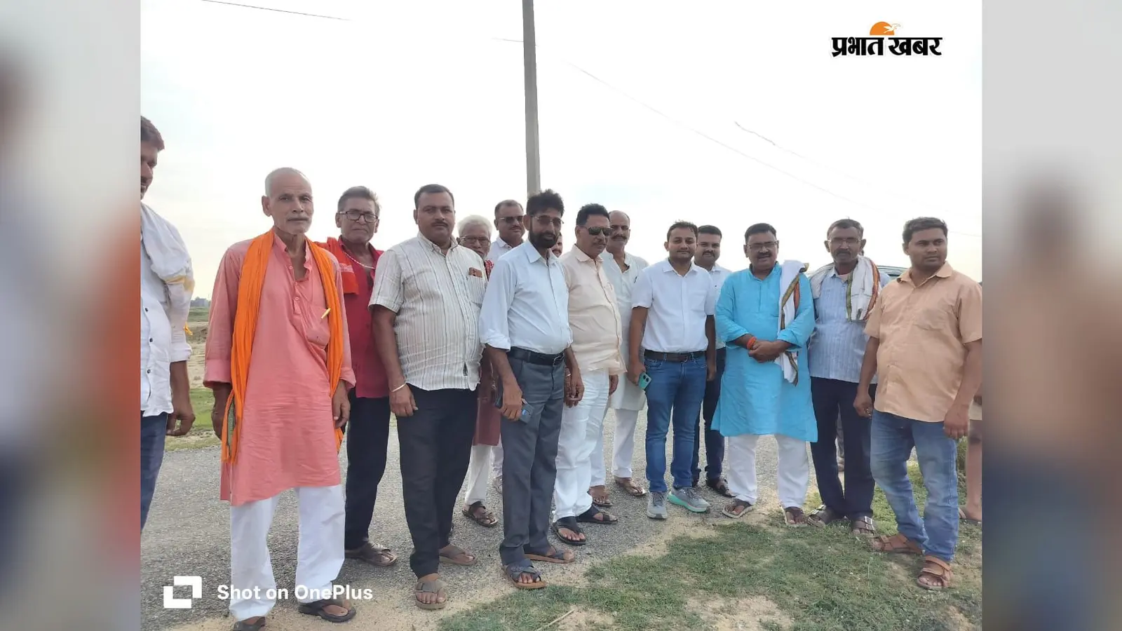 योजना स्थल पर निरीक्षण करते विधान पार्षद एवं विभागीय अधिकारी साथ में मौजूद किसान | Prabhat Khabar Network योजना स्थल पर निरीक्षण करते विधान पार्षद एवं विभागीय अधिकारी साथ में मौजूद किसान | Prabhat Khabar Network