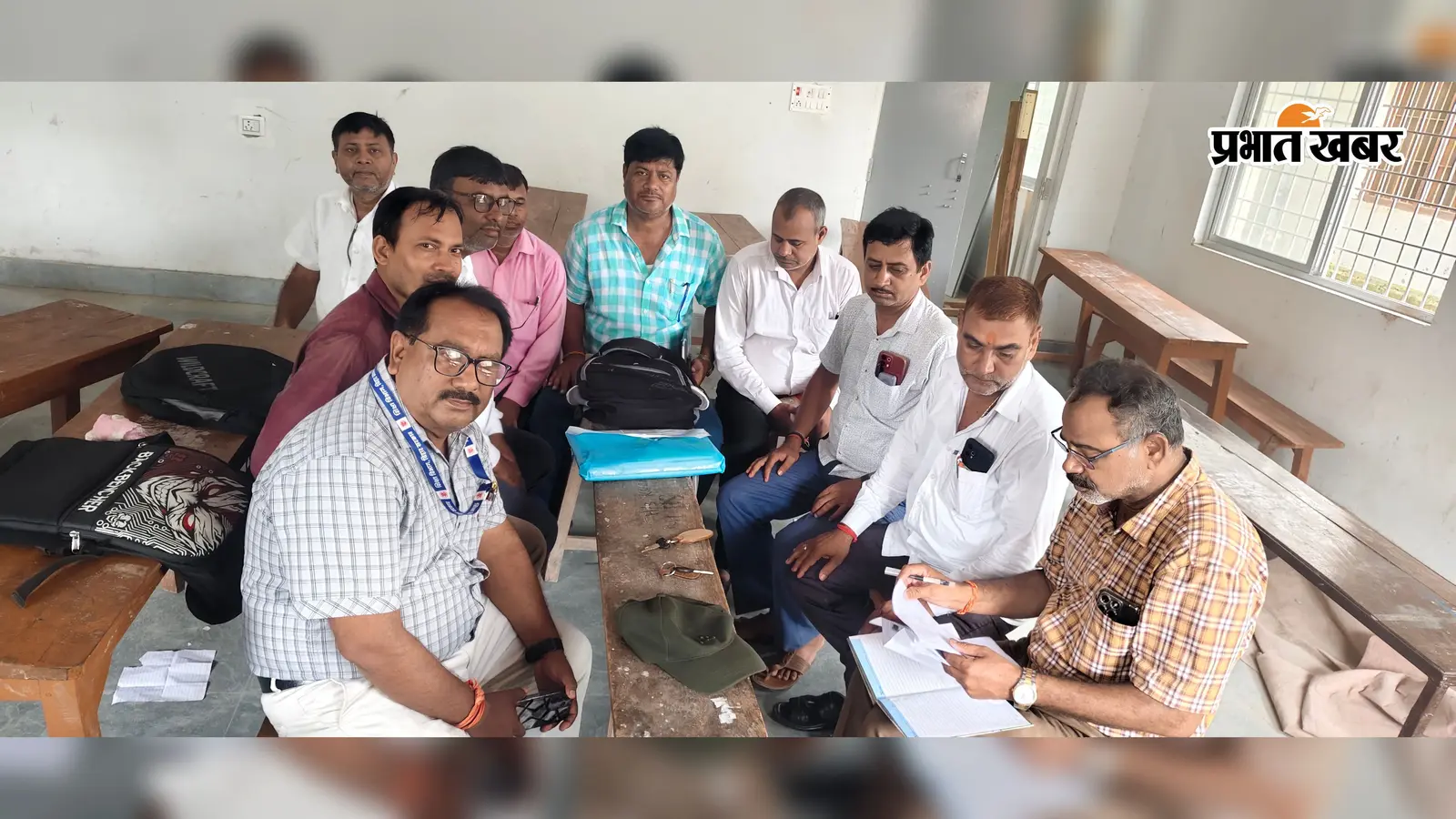 बैठक में चर्चा करते शिक्षक नेता | Prabhat Khabar Network बैठक में चर्चा करते शिक्षक नेता | Prabhat Khabar Network