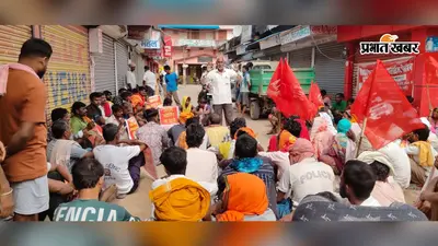 बक्सर: हड़ताल से पहले डुमरांव में सफाईकर्मियों का शक्ति प्रदर्शन, मशाल जुलूस निकाल सरकार के खिलाफ की नारेबाजी