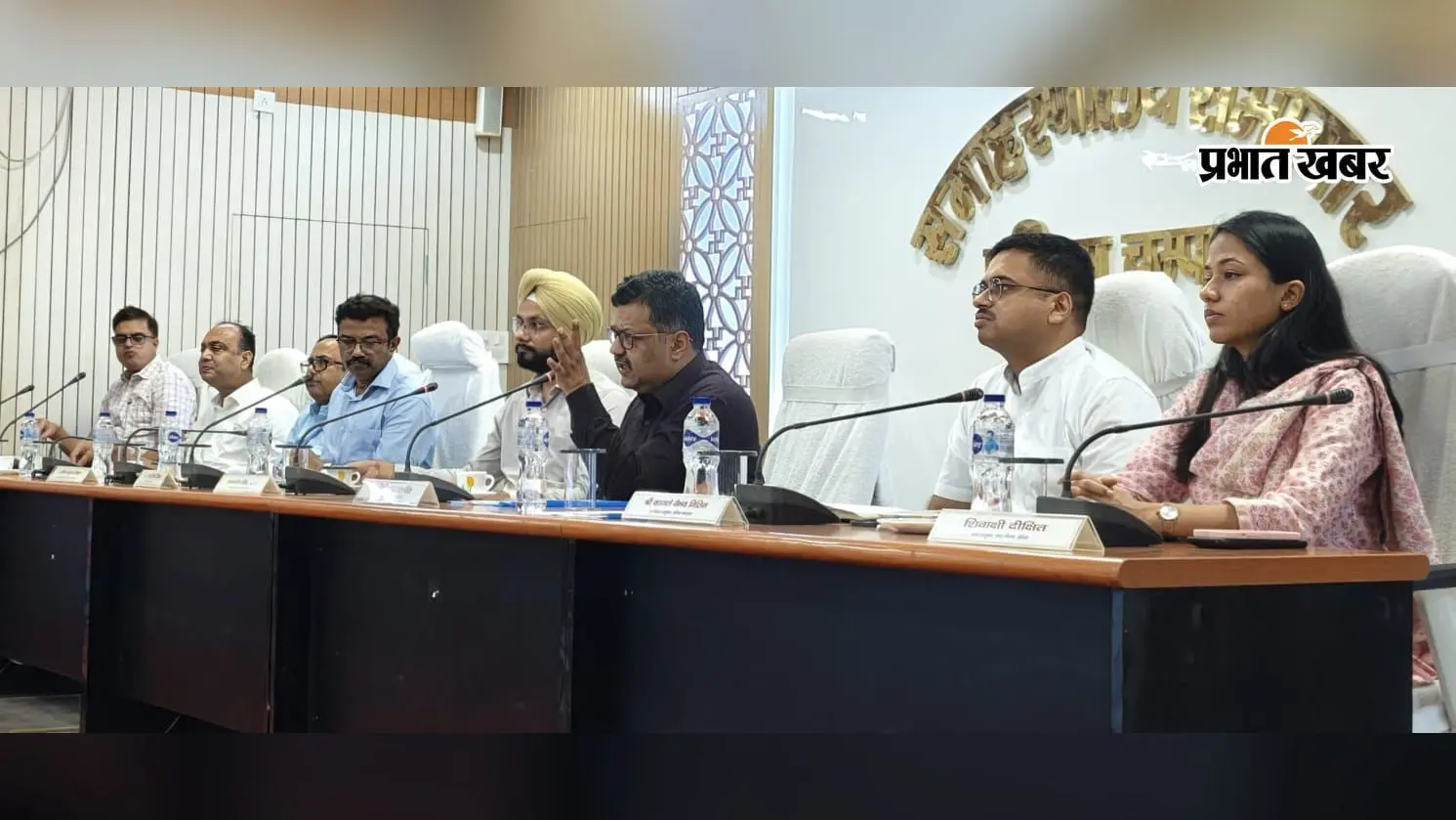 बैठक में निर्देश देते आयुक्त | Prabhat Khabar Network बैठक में निर्देश देते आयुक्त | Prabhat Khabar Network