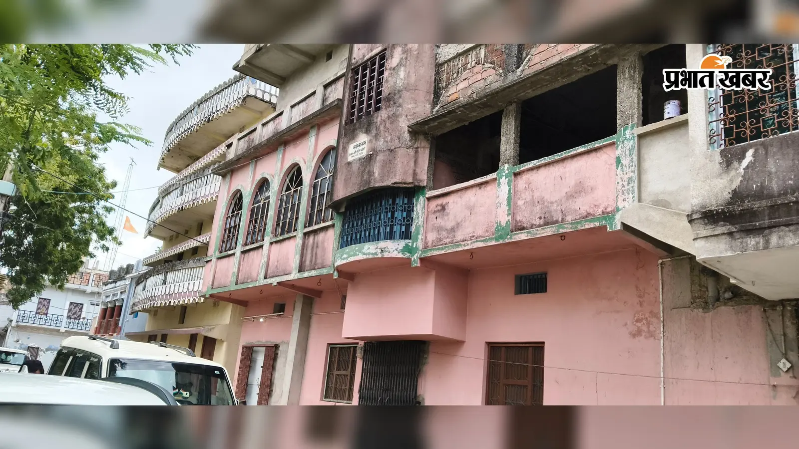 कार्यपालक अभियंता के घर छापामारी के दौरान मौजूद आर्थिक अपराध इकाई की टीम। | Prabhat Khabar Network कार्यपालक अभियंता के घर छापामारी के दौरान मौजूद आर्थिक अपराध इकाई की टीम। | Prabhat Khabar Network