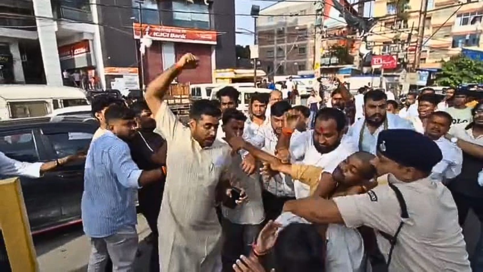 जन सुराज और भाजपा समर्थकों में भिड़ंत