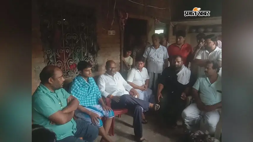 पीड़ित परिवार से मुलाकात करते झामुमो कार्यकर्ता | Prabhat Khabar Network पीड़ित परिवार से मुलाकात करते झामुमो कार्यकर्ता | Prabhat Khabar Network