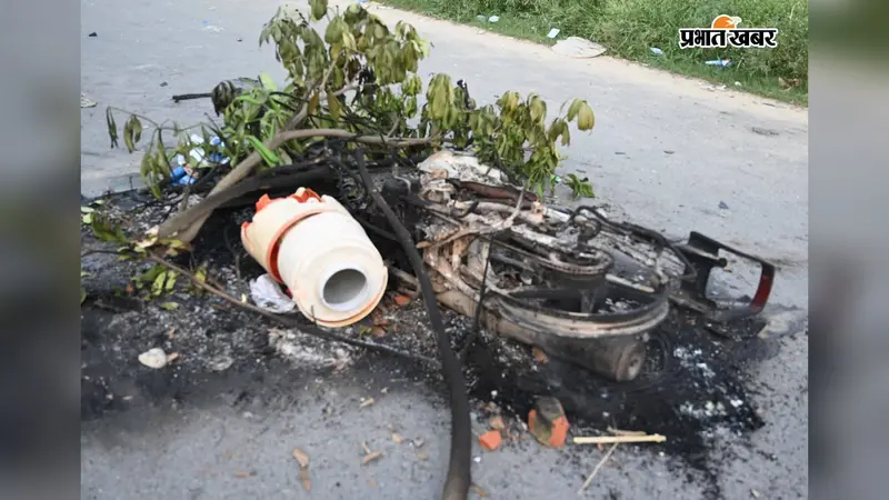 प्रदर्शन के दौरान मां-बेटी से अभद्रता, उपद्रवियों ने फूंक दी स्कूटी, प्राथमिकी दर्ज