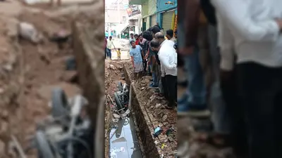 कैमूर में खुले नाले में बाइक समेत गिरा युवक, गुस्साए लोगों ने एकता चौक किया जाम, ठेकेदार पर लापरवाही का आरोप